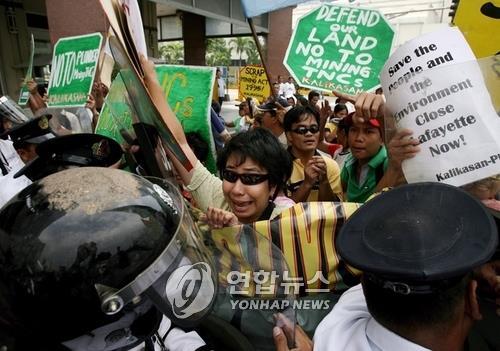 지난 20007년 외국기업의 광산개발 규탄 시위를 벌이는 필리핀 시민들 [EPA=연합뉴스 자료사진. 재판매 및 DB 금지]