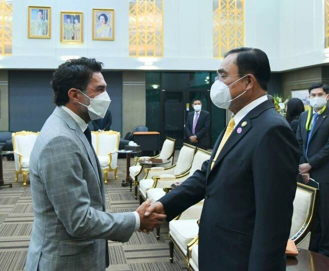 쁘라윳 짠오차(오른쪽) 태국 총리가 야시르 오스만 알루마이얀 사우디 국부펀드 회장과 악수하고 있다. 2022.5.15
[태국 총리실 페이스북 캡처. 재판매 및 DB 금지]