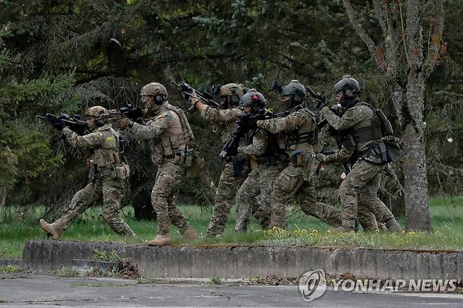 리투아니아 나토 군사훈련에 참가한 장병들 [로이터 연합뉴스 자료사진. 재판매 및 DB 금지]