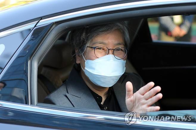 K방역 문 열었던 정은경 퇴임 (청주=연합뉴스) 천경환 기자 = 정부 교체로 질병관리청을 떠나는 정은경 청장이 17일 비공개 이임식을 마치고 차량에 탑승한 뒤 직원들에게 손 인사를 하고 있다. 2022.5.17 kw@yna.co.kr