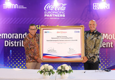 Left to Right: Agus Noorsanto, BRI Director of Institutional and Wholesale Business and Miguel Marquez, CCEP Indonesia and PNG Financial Director. (PRNewsfoto/PT Bank Rakyat Indonesia Tbk (BRI))