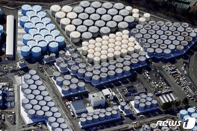 일본 후쿠시마 제1원자력 발전소의 처리수 저장 탱크 전경. 2021.02.13/뉴스1 © 로이터=뉴스1 © News1 김민수 기자