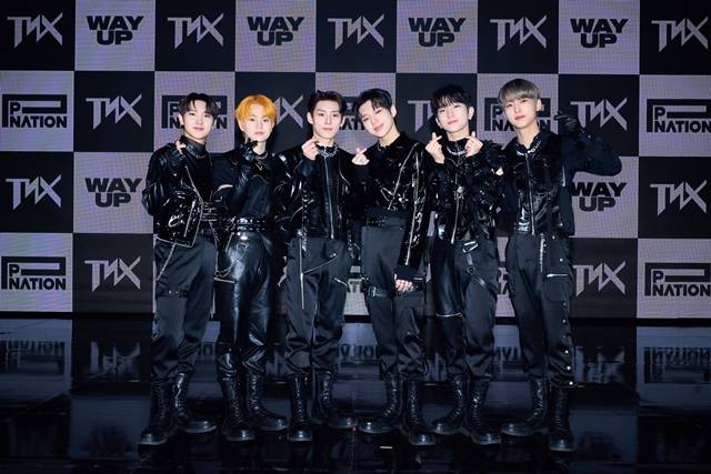 그룹 TNX가 17일 오후 서울 한남동 블루스퀘어 마스터카드홀에서 첫 번째 미니 앨범 'WAY UP' 쇼케이스를 개최하고 눈을 뗄 수 없는 화려한 퍼포먼스를 선보였다. /피네이션 제공