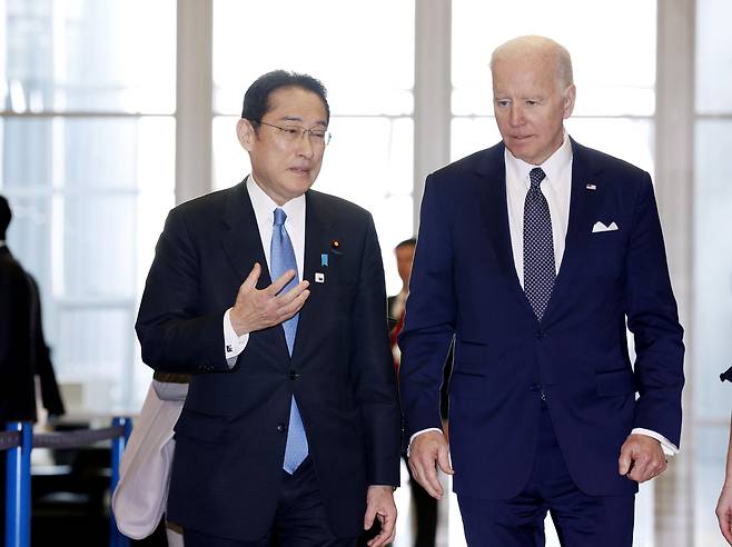 2022년 3월 24일 주요 7개국(G7) 정상회의 참석차 벨기에 브뤼셀을 방문 중인 기시다 후미오 일본 총리와 조 바이든 미국 대통령이 단체 사진 촬영을 위해 이동하며 대화하고 있다. /연합뉴스