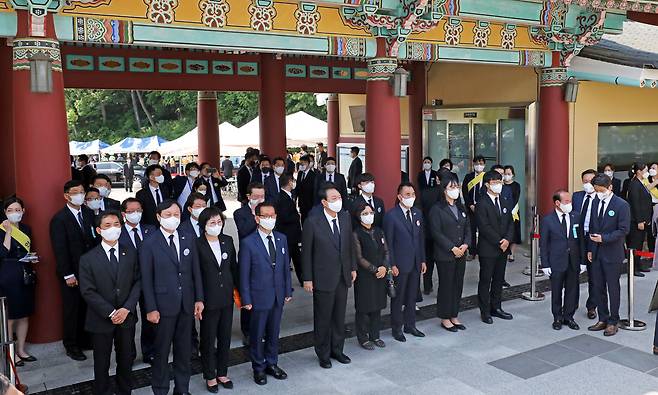 18일 오전 9시 58분쯤 광주 북구 국립5.18민주묘지 민주의문을 통과한 윤 대통령 등이 기념식장에 들어서기 전에 기다리는 모습. /김영근 기자