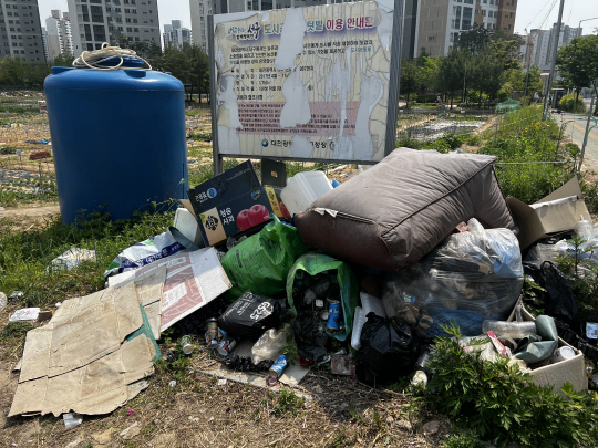 18일 대전 서구 관저동 소재 도시 텃밭 입구에 각종 쓰레기더미가 어지럽게 널려있다. 사진=진나연 기자