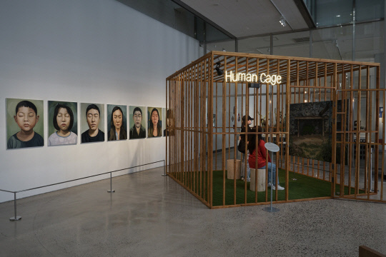 박용화(2018), 'Human cage', 목재, Oil on canvas. 사진=미룸갤러리 제공