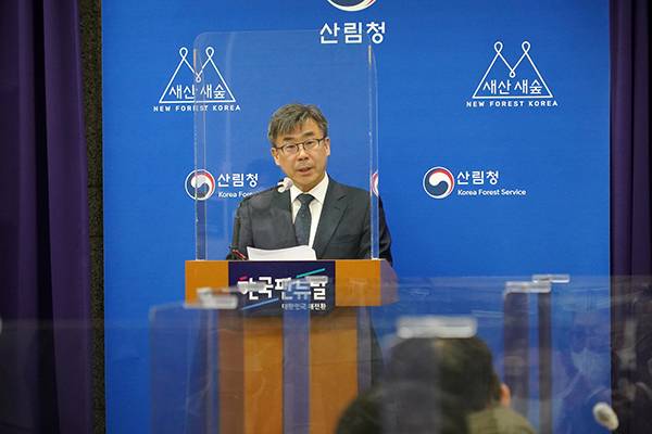 남태헌 산림청 차장이 18일 정부대전청사 기자실에서 2021년도 소나무재선충병 방제 결과 및 향후 방제 전략에 대해 발표하고 있다. (사진=산림청)