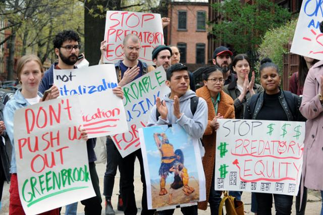 지난달 23일 미국 뉴욕시 브루클린에서 임대료 인상에 항의하는 세입자들의 시위가 벌어지고 있다. 뉴욕=AFP 연합뉴스