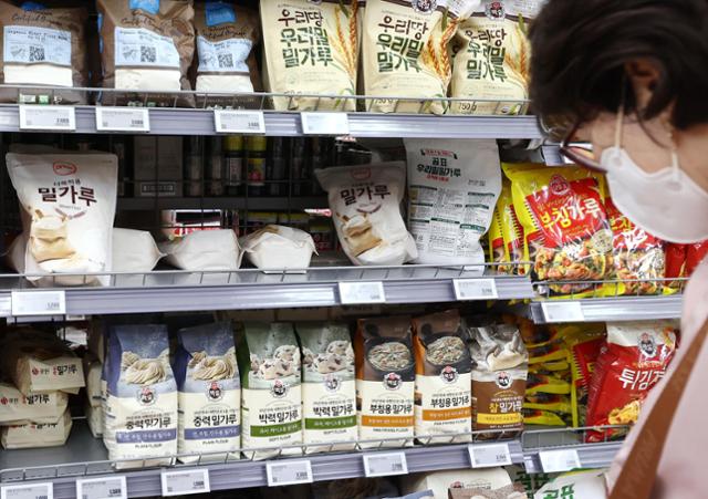 인도가 식량 안보를 이유로 밀 수출을 전격 금지함에 따라 국내 밀가루 가격도 급등 조짐을 보이고 있다. 사진은 18일 서울의 한 대형마트에서 밀가루를 구매하는 시민의 모습. 연합뉴스