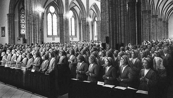 1988년 샬트르 성 바오로 수녀회 미사 장면. 서 작가는 이러한 장면 하나하나가 우리나라 가톨릭의 역사일 것이라고 했다. 사진 서연준 작가 제공