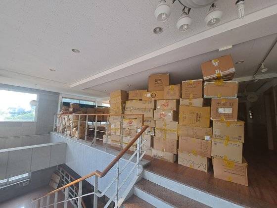 아이티로 보낼 예정이었던 구호물품이 부산 삼성여고 강당에 쌓여있다.