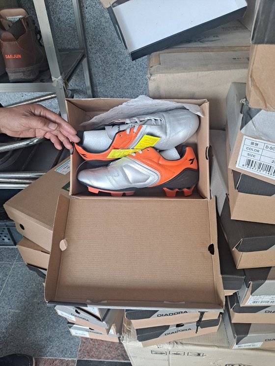 아이티로 보낼 예정이었던 새 운동화.