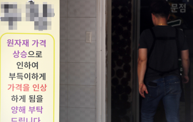 최근 식용유와 밀가루 등 원자재 가격이 상승하고 있는 가운데 17일 춘천의 한 식당에 가격인상 안내문이 걸려 있다. 김정호