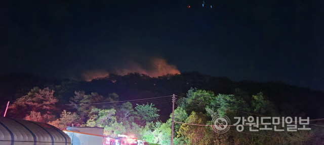 ▲ 18일 오후 7시45분 철원군 갈말읍 동막리 야산에서 산불이 발생했다.