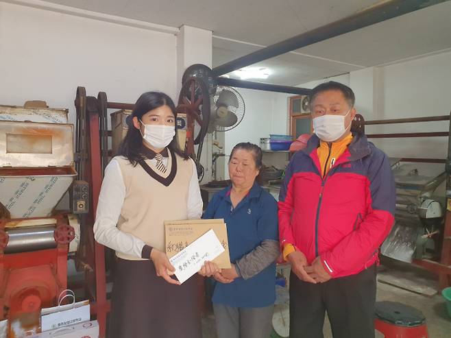 신나래 충북 충주상고 학생회장이 지난 16일 이 학교 1학년인 박근영양의 조부모에게 성금을 전달하고 있다. 박양은 지난달 25일 수막뇌염으로 쓰러져 의식을 잃은 상태로 서울세브란스병원에 입원해 치료받고 있다. 충북도교육청 제공.