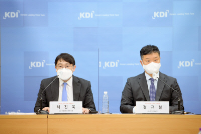 허진욱 KDI 전망 총괄(왼쪽)과 정규철 경제전망실장이 17일 정부세종청사에서 2022 상반기 경제전망을 발표하고 있다. KDI 제공