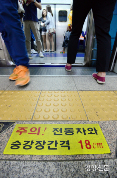 서울 지하철 4호선 동대문역사문화공원역에서 지하철 이용객들이 전동차를 타고 내리고 있다. |김영민 기자