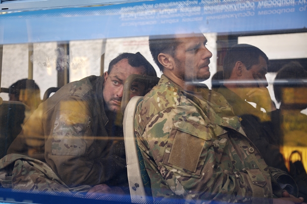 17일(현지시간) 마리우폴의 아조우스탈 제철소에서 나온 우크라이나 군인들이 러시아군 통제 지역인 올레니우카로 향하는 버스에 허망한 표정으로 앉아 있다./AP연합뉴스