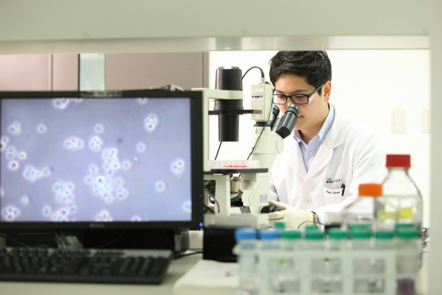 셀트리온 연구원이 인천 송도의 연구실에서 바이오 의약품 연구를 하고 있다. 사진제공=셀트리온