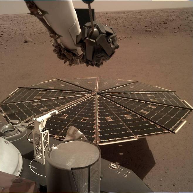화성에 착륙하고 며칠 지나지 않았을 때의 태양광 패널 상황  [NASA/JPL-Caltech 제공/ 재판매 및 DB 금지] photo@yna.co.kr