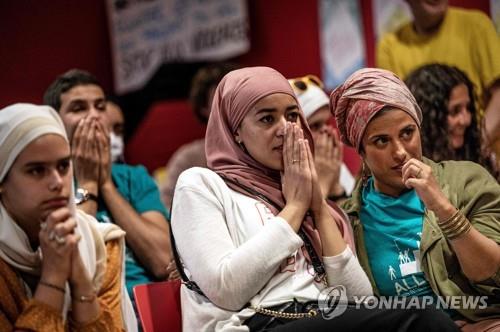 프랑스 그르노블 시의회 결정을 기다리는 무슬림 여성들 [AFP=연합뉴스 자료사진. 재판매 및 DB 금지]