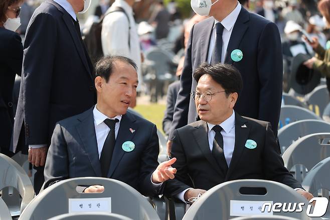 광주시장 선거에서 맞붙는 주기환 국민의힘 후보(왼쪽)와 강기정 더불어민주당 후보가 18일 오전 광주 북구 국립 5·18 민주묘지에서 열린 제42주년 5·18민주화운동 기념식에서 이야기를 나누고 있다. (공동취재) 2022.5.18/뉴스1 © News1