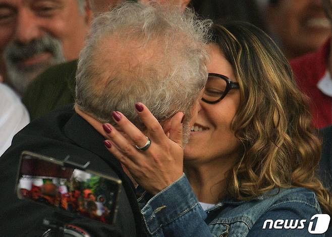 룰라 전 브라질 대통령(76)과 그의 약혼녀 겸 동료인 사회학자 로잔젤라 다 시우바(55)는 상파울루에서 18일(현지시간) 열린 저녁 행사에서 결혼식을 올릴 예정이다. © AFP=뉴스1 © News1 이서영 기자