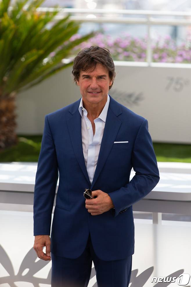 18일 오후(현지시간) 제75회 칸 국제영화제가 열리고 있는 프랑스 남부 칸 ‘팔레 데 페스티벌’(Palais des Festivals)에서 영화 ‘탑건:매버릭’(TOP GUN : MAVERICK)의 포토콜이 열려 주연 배우 톰 크루즈가 포즈를 취하고 있다. 2022.05.18/뉴스1. © News1 이준성 프리랜서기자