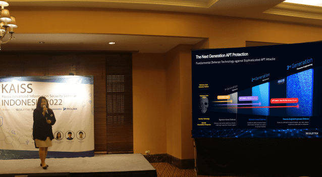 시큐레터 장정선 해외사업팀 팀장이 인도네시아 보안세미나에서 발표하는 모습.
