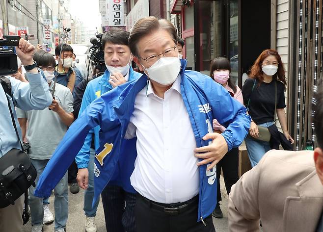 더불어민주당 이재명 인천 계양을 국회의원 후보가 19일 오전 인천 부평시장역 인근 식당가에서 차준택 인천 부평구청장 후보와 함께 상인 및 시민들의 지지를 호소하던 중 본인의 이름이 적힌 선거운동 자켓을 입고 있다. /남강호 기자