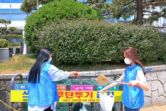 지난 18일 부산 광안리 해수욕장에서 에어부산 직원들이 환경정화 봉사활동을 실시하고 있다./제공=에어부산