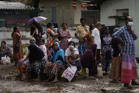 19일(현지시간) 스리랑카 콜롬보에서 조리용 석유를 사려는 시민들이 주유소 앞에 모여 기다리고 있다. AP뉴시스