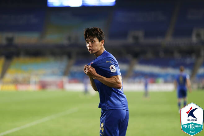 수원 삼성 공격수 전진우가 17일 김천 상무와 경기에서 골을 넣고 세리머니를 하고 있다. [사진 프로축구연맹]
