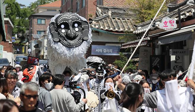 The Gunahaeng parade is held near Changdeokgung in Jongno, central Seoul, Sunday afternoon. (Yonhap)