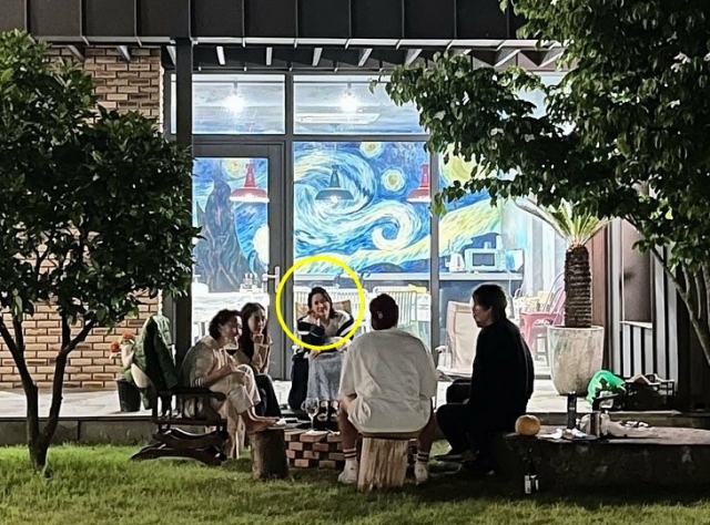 배우 손예진(가운데)이 단독주택 마당에서 지인들과 대화를 나누며 환하게 웃고 있다. 손예진 인스타그램 캡처