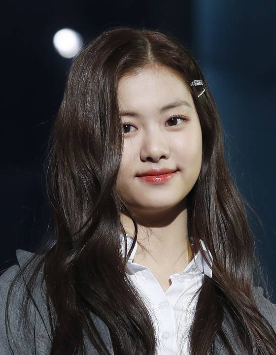 (서울=뉴스1) 권현진 기자 = 하이브 최초 걸그룹 르세라핌(LE SSERAFIM) 김가람이 2일 서울 중구 장충체육관에서 열린 데뷔 앨범 ‘FEARLESS’ 미디어 쇼케이스에서 미소를 짓고 있다. 2022.5.2/뉴스1