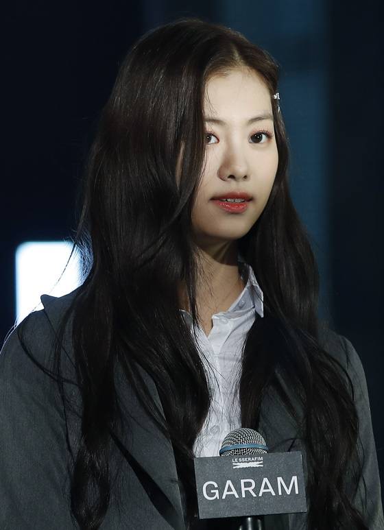 (서울=뉴스1) 권현진 기자 = 하이브 최초 걸그룹 르세라핌(LE SSERAFIM) 김가람이 2일 서울 중구 장충체육관에서 열린 데뷔 앨범 ‘FEARLESS’ 미디어 쇼케이스에서 취재진의 '학폭 논란'에 대한 질문을 듣고 있다. 2022.5.2/뉴스1