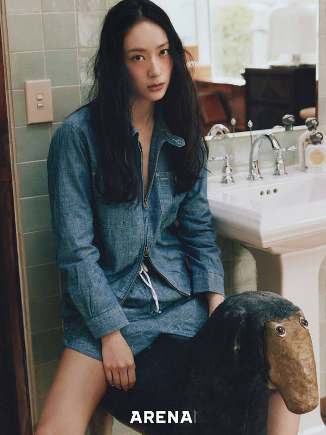 Covers and pictorials of the June issue of Arena Homme Plus by Actor Jung Soo-jung have been released.This picture is a concept that shows the present of Jung Soo-jung, who is full of honest and confident, and has produced natural images in everyday space where natural light is reflected.Especially, I caught the moments of Jung Soo-jung, who showed intense eyes in the lie-down pose as if leaning and distracting.On the spot, Jung Soo-jung overwhelmed the atmosphere of the filming scene with a bold pose, and it is the back door that showed the aspect of the artist.In an interview that followed the shoot, Drama Crazy Love said, There are many comic elements. There were times when I had to show the feeling of deliberately Acting.So I overstated 10 times more than I express, made a little more humorous, and made a funny scene with an overstatement.Ive tried a lot to balance the two things that are natural and exaggerated, he said.Jung Soo-jungs interviews and pictures can be found in the June issue of Arena Homme Plus and on the website.Meanwhile, Jung Soo-jung will be cast in Kim Ji-woons new film Spider House, and will continue his active activities.