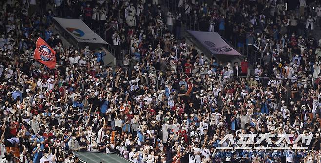 2022 KBO리그 두산 베어스와 롯데 자이언츠의 경기가 20일 잠실구장에서 열렸다. 경기에서 4대0 승리하며 4연패에서 탈출한 롯데. 잠실을 찾은 원정팬들이 기뻐하고 있다. 잠실=박재만 기자 pjm@sportschosun.com/2022.05.20/