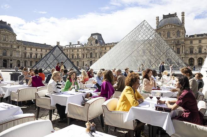에밀리, 파리에 가다의 한 장면. 과연 코로나가 있었나 싶을 정도로 프랑스 여행을 꿈꾸게 만든다. /넷플릭스