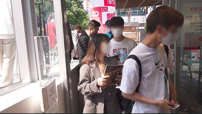 20일 오전 10시쯤 '유니클로 앤드 마르니' 컬렉션을 구입하려는 사람들이 서울 신사동 유니클로 매장에 들어서고 있다. /스튜디오광화문 김민석 인턴PD