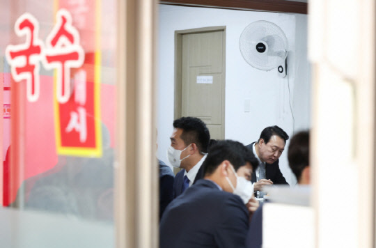 윤석열 대통령이 19일 점심 서울 용산 삼각지 인근 '옛집국수'를 찾아 식사를 했다. <대통령실 제공>