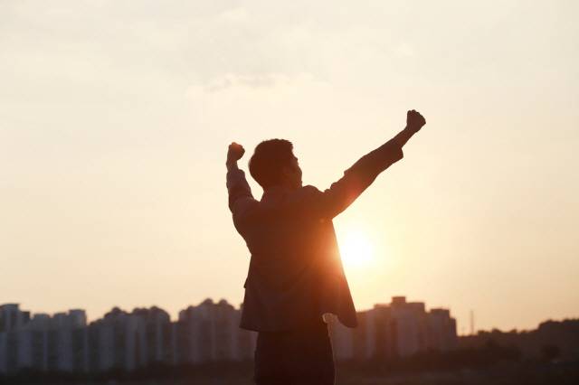 팔다리를 몸 바깥으로 뻗어 몸이 공간 내에서 차지하는 범위가 커지면 자신감을 갖는 데 도움이 된다./사진=클립아트코리아