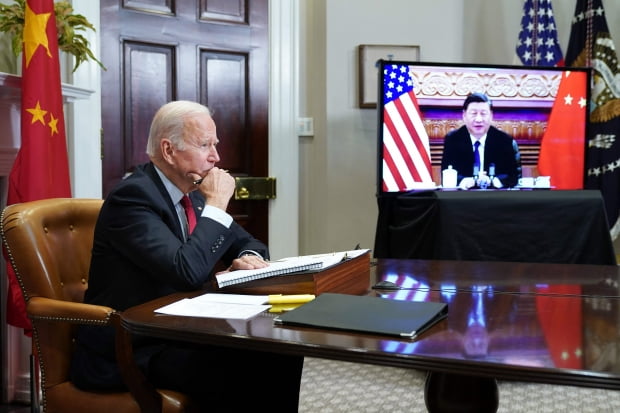조 바이든 미국 대통령과 시진핑 중국 국가주석이 화상 정상회담을 하는 모습 [사진=AFP 연합뉴스]