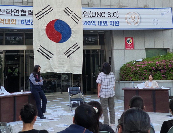 19일 경성대 연극영화학부 동아리 ‘초’가 연극 ‘보도지침’을 공연하고 있다.  신심범 기자