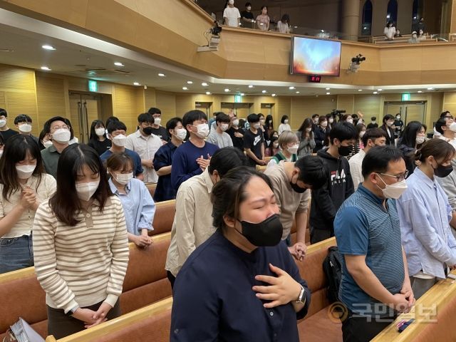 찬양사역팀 어노인팅 목요예배 참석자들이 지난 19일 서울 구로구 도림교회에서 일어선 채 기도하고 있다.