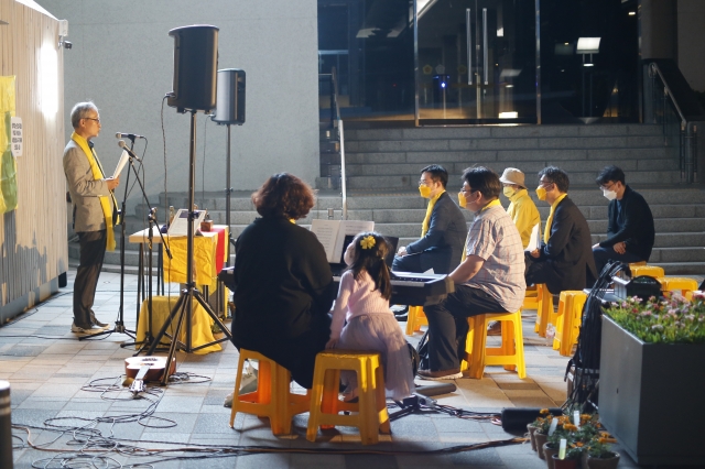 세월호 참사 진상규명을 위한 그리스도인 기도회가 19일 서울시의회 세월호 기억관 앞에서 열렸다. 이정배 교수(현장아카데미)가 설교를 하고 있다.
