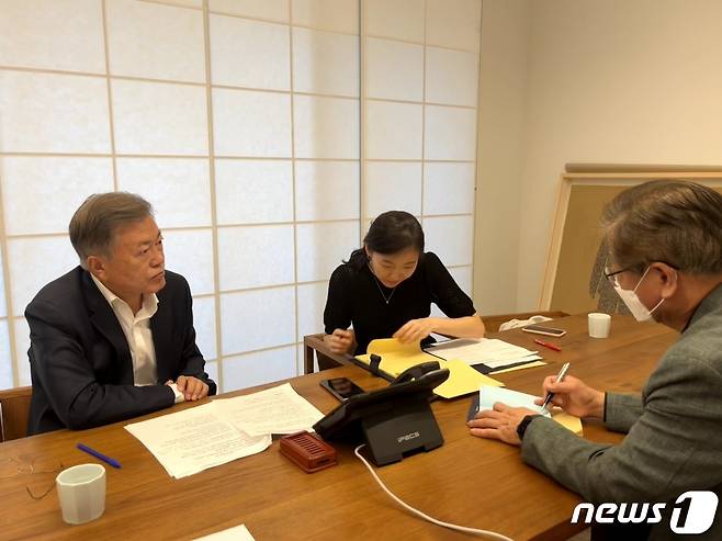 문재인 전 대통령이 21일 조 바이든 미국 대통령과 전화 통화를 하고 있다. 문 전 대통령 측에 따르면 이날 통화는 약 10분간 이뤄졌다. (문 전 대통령측 제공) 2022.5.21/뉴스1