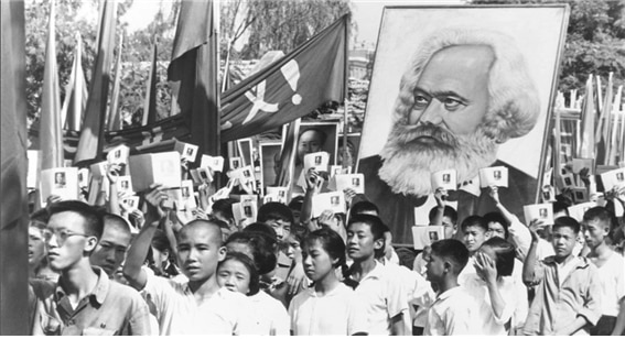 <1966년 9월 14일 중국의 홍위병들이 마르크스의 초상화를 들고 마오쩌둥 어록을 손에 들고 흔들며 가두 행진을 하고 있다. 사진/공공부문>